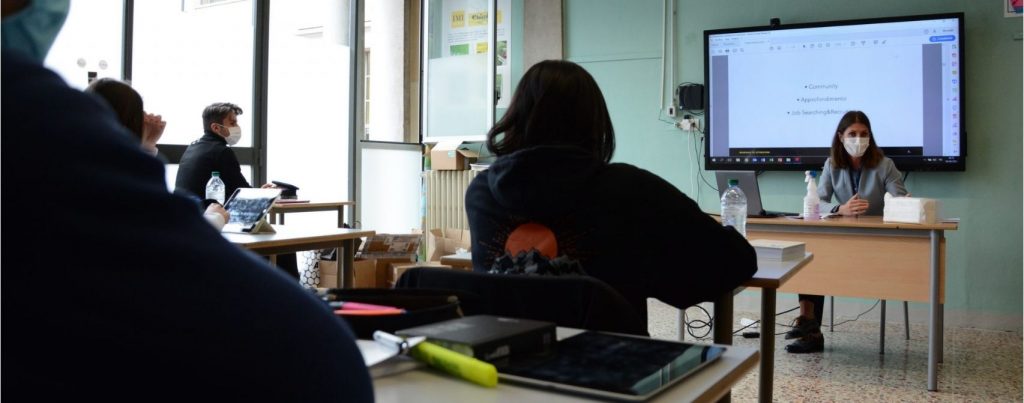 immagine studenti a scuola con automha per imparare le potenzialità dei social per entrare nel mondo del lavoro