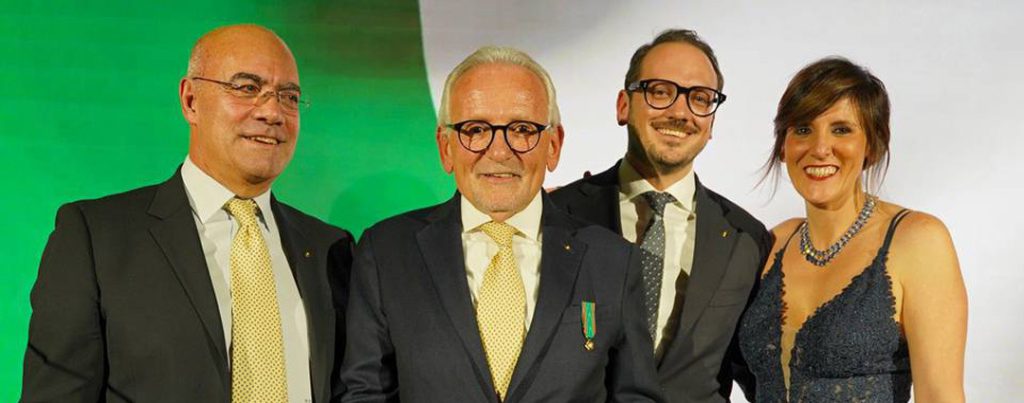 immagine consegna medaglia al valore a franco togni